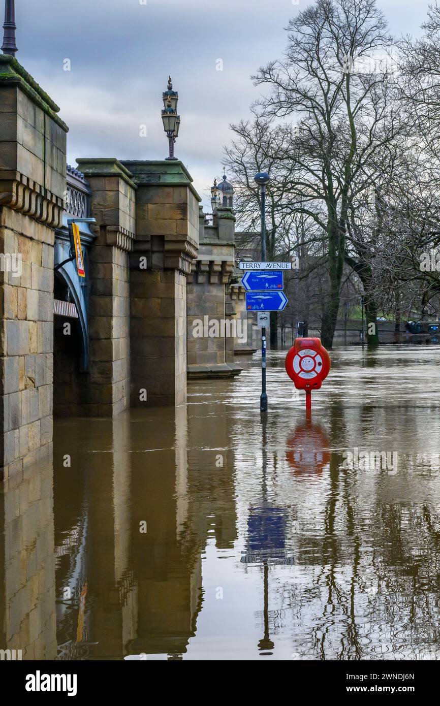 Il fiume Ouse ha fatto scoppiare le sue sponde dopo forti piogge (percorso lungo il fiume sotto acque alluvionali elevate, livello profondo dalla riva del fiume) - York, North Yorkshire, Inghilterra Regno Unito. Foto Stock