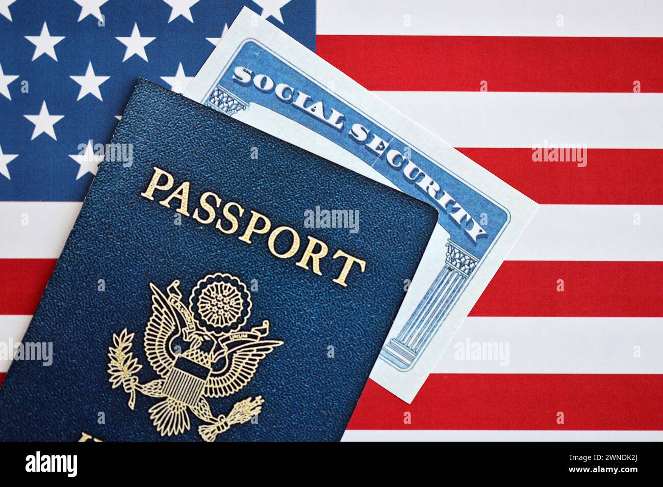 Nuovo numero blu di passaporto e di previdenza sociale degli Stati Uniti d'America sullo sfondo della bandiera degli Stati Uniti. Concetto di ottenere la cittadinanza statunitense Foto Stock