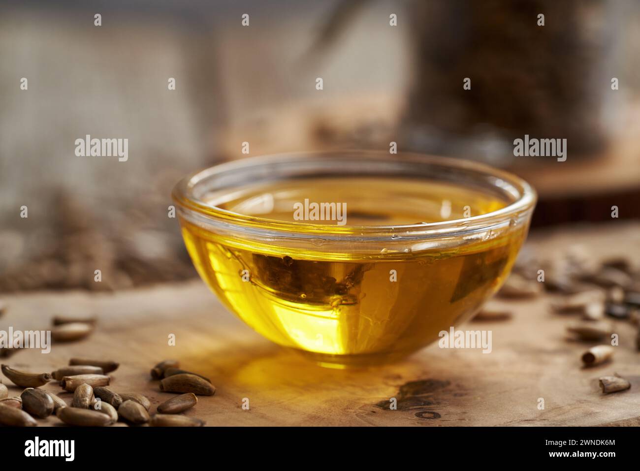 Olio di cardo di latte in una ciotola con semi di Carduus marianus Foto Stock