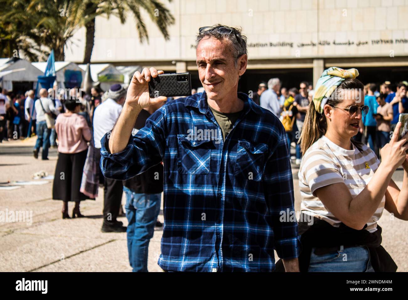 Tel Aviv, Israele, 1 marzo 2024 persone si riuniscono in Piazza degli ostaggi di fronte al Museo d'Arte di Tel Aviv in memoria di coloro che sono stati rapiti e detenuti Foto Stock