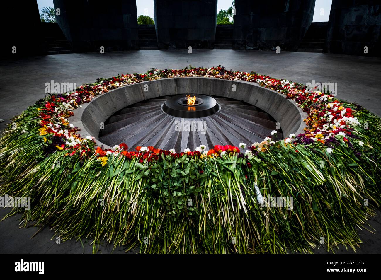 Fiamma eterna nel monumento commemorativo Tsitsernakaberd del genocidio armeno. Erevan, Armenia, Caucaus, Eurasia. Foto Stock