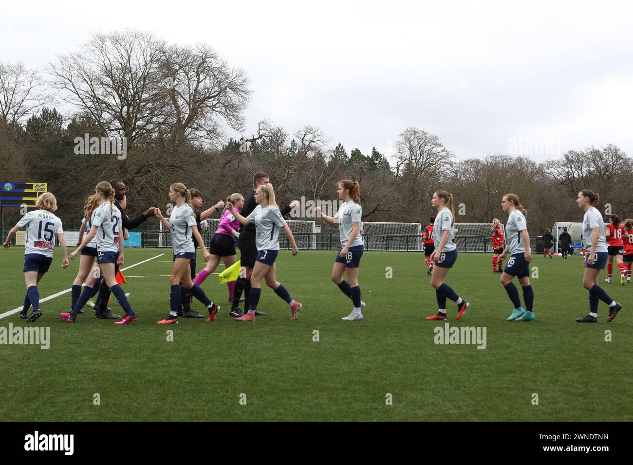 Respect Handshake Southampton Women FC vs Bridgwater Women FC at Racecourse Ground, Ascot United FC FAWNL 25 febbraio 2024 Foto Stock