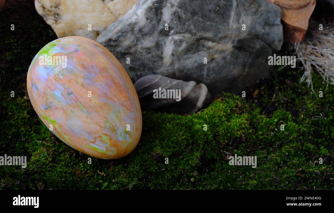 uovo di pasqua stile zen con muschio verde e pietre, pasqua, vacanze, primavera, stretto campo Foto Stock