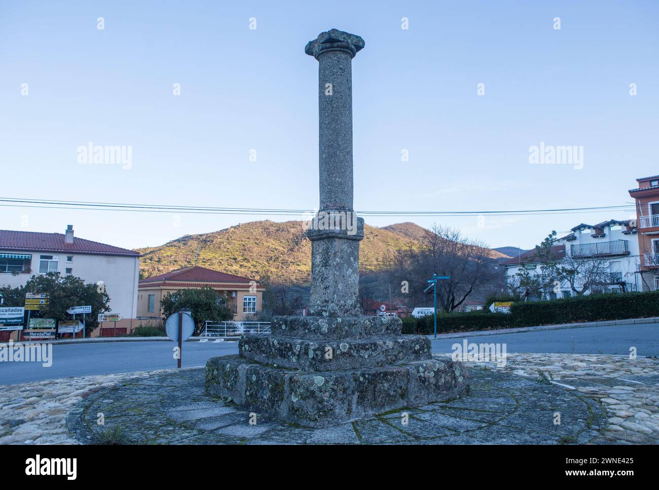 Hervas, Spagna - Hervas 21 gennaio 2024: Rollo de Bejar, gogna di granito che simboleggia l'indipendenza di Hervas dalla giurisdizione di Bejar, Spa Foto Stock