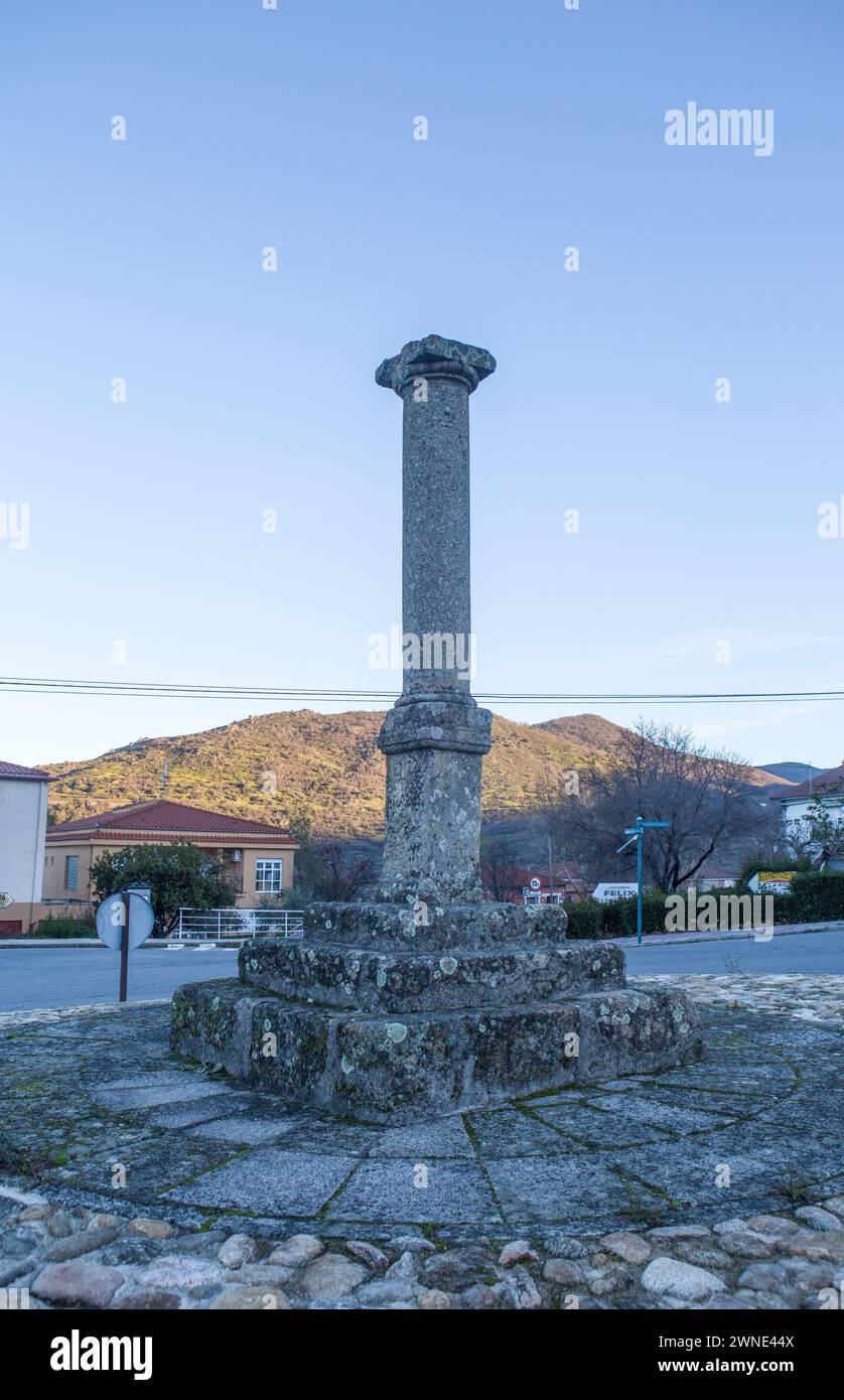 Hervas, Spagna - Hervas 21 gennaio 2024: Rollo de Bejar, gogna di granito che simboleggia l'indipendenza di Hervas dalla giurisdizione di Bejar, Spa Foto Stock