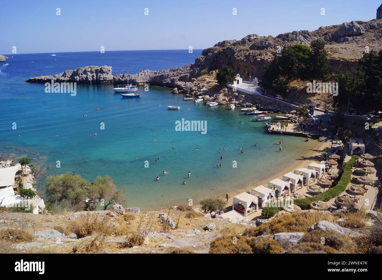 Una vista panoramica della spiaggia di Agios Pavlos e della cappella di St Paul a Rodi Foto Stock