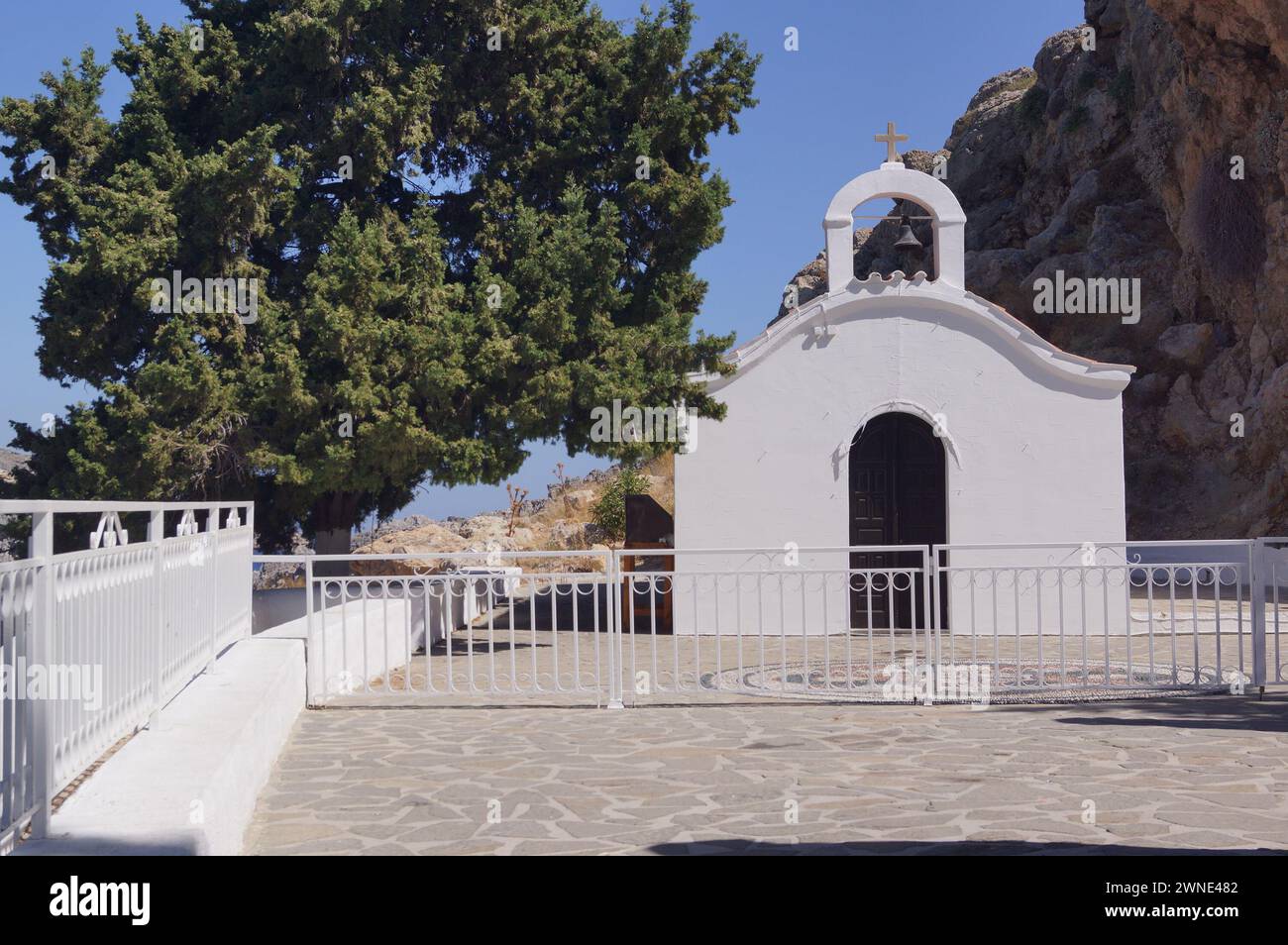La piccola cappella di Agios Pavlos (San Paolo) vicino a Lindos, nell'isola di Rodi, Grecia Foto Stock