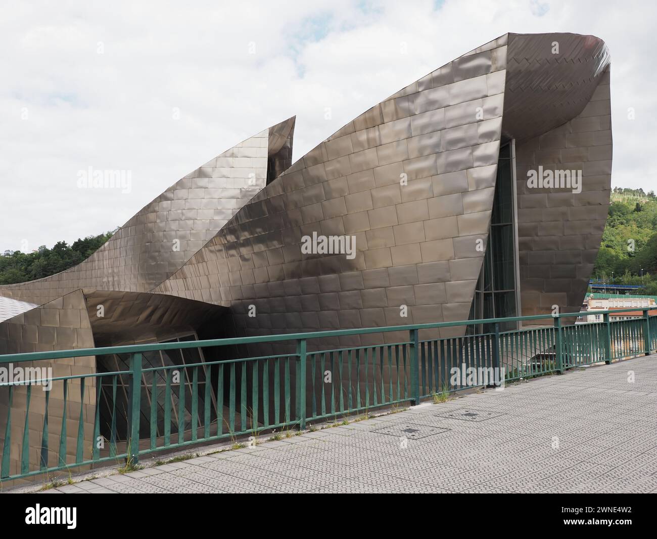 BILBAO, SPAGNA - 6 settembre 2019: Edificio museale panoramico nella città europea nella provincia di Biscaglia, cielo nuvoloso nella calda giornata estiva. Foto Stock