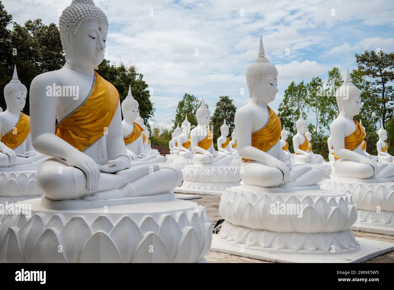 Whithe Buddha a Wat Bung Kee Lek nella città di Khemmarat nella provincia di Ubon Ratchathani a Isan della Thailandia. Thailandia, Khemmarat, 26 novembre 2023 Foto Stock