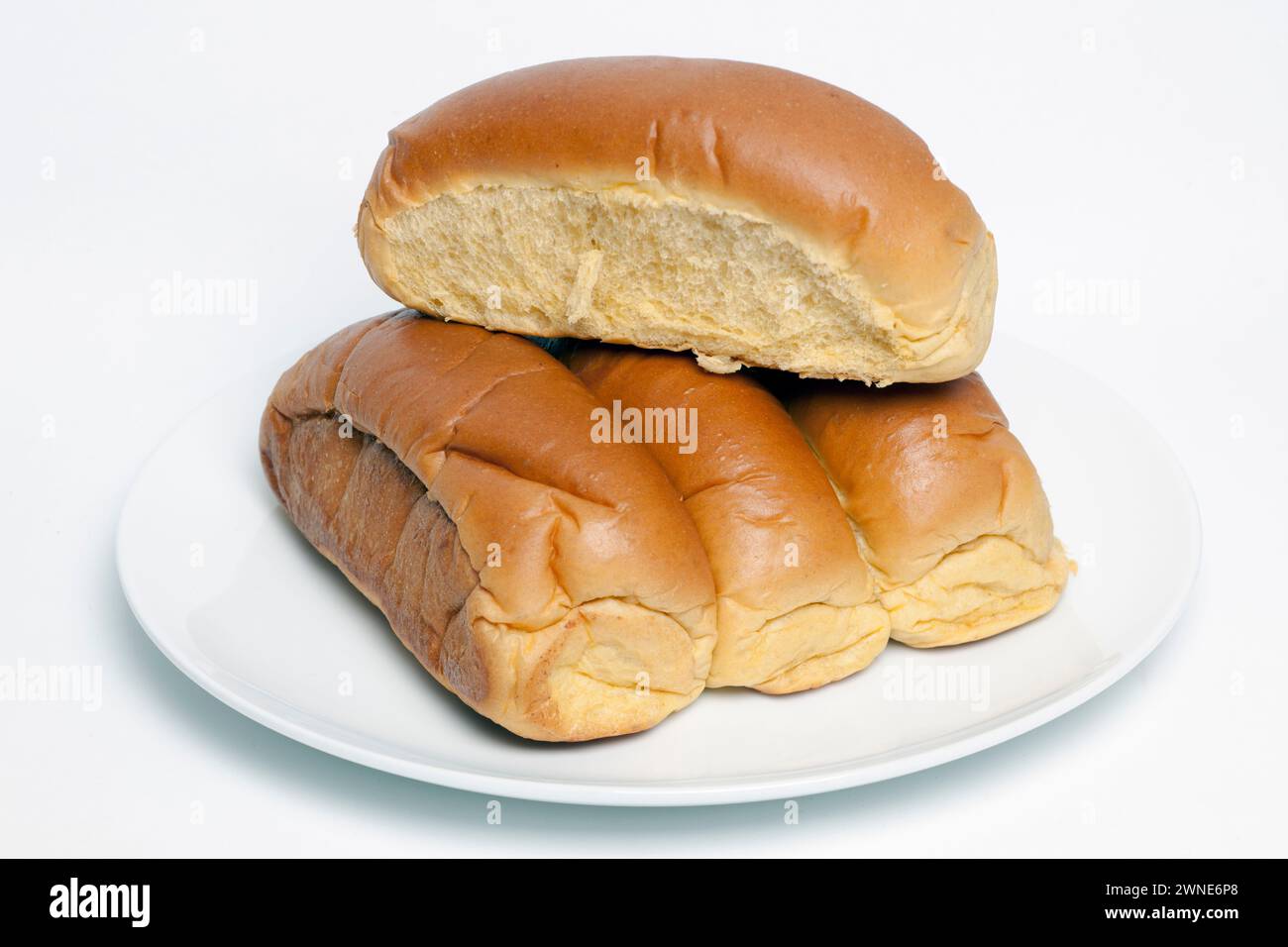 4 involtini di pane biologico di patate dolci su un piatto bianco Foto Stock