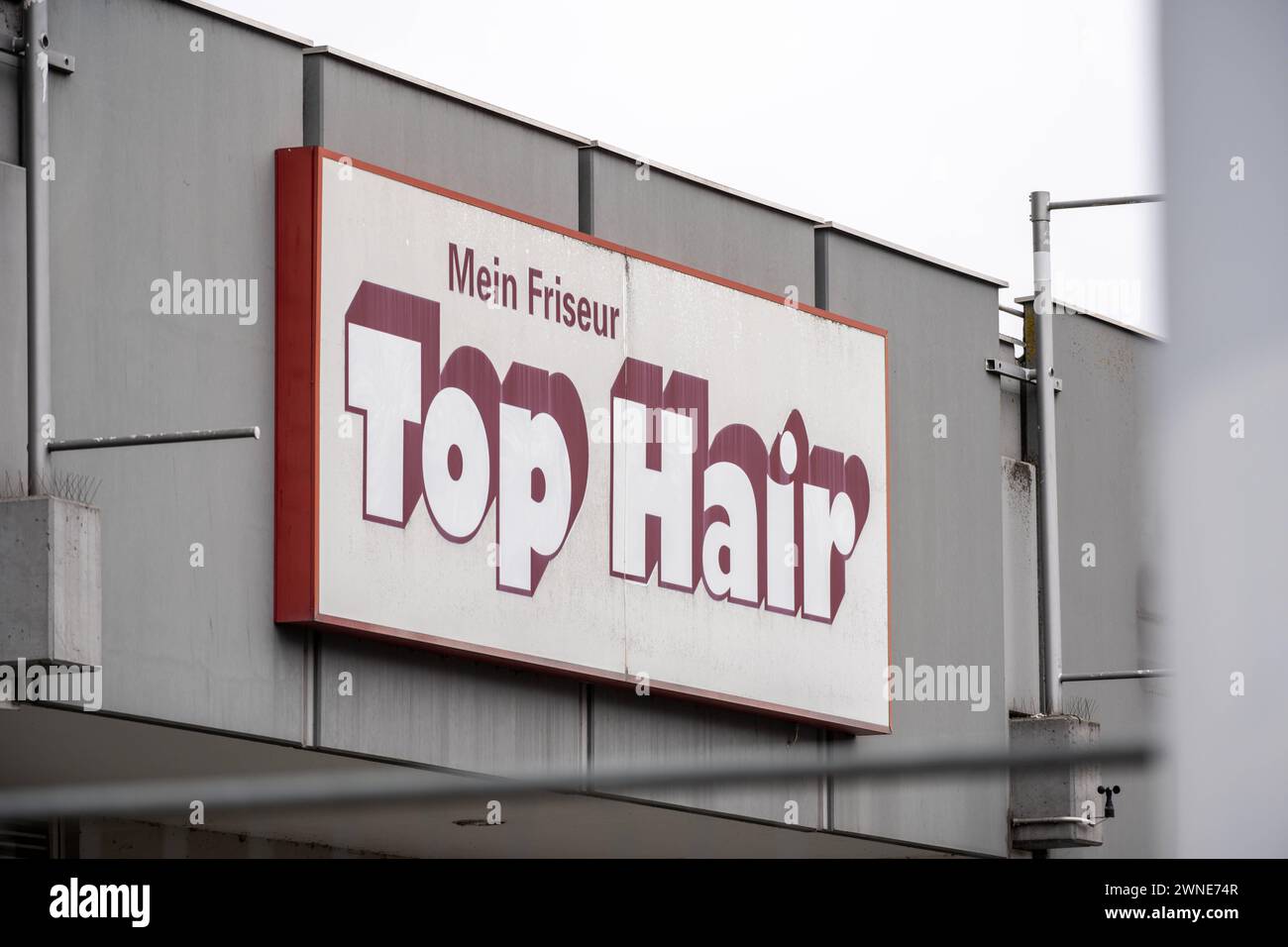 Augusta, Baviera, Germania - 1 marzo 2024: Logo Tophair parrucchiere discounter su un edificio *** Tophair Friseur Discounter Logo an einem Gebäude Foto Stock