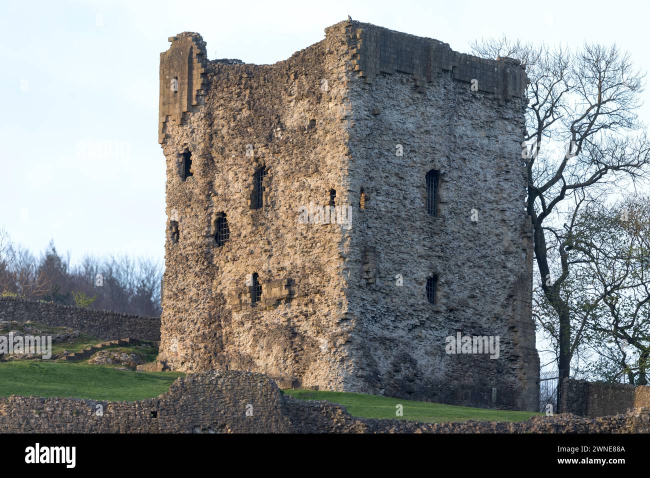 Regno Unito, Castleton, castello Peveril dell'XI secolo nella valle di Hope, la torre principale del castello. Foto Stock