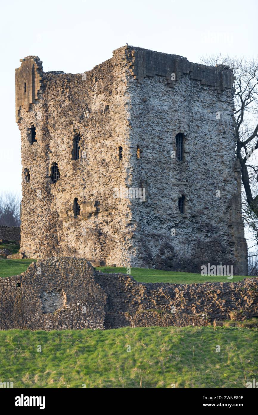 Regno Unito, Castleton, castello Peveril dell'XI secolo nella valle di Hope, la torre principale del castello. Foto Stock