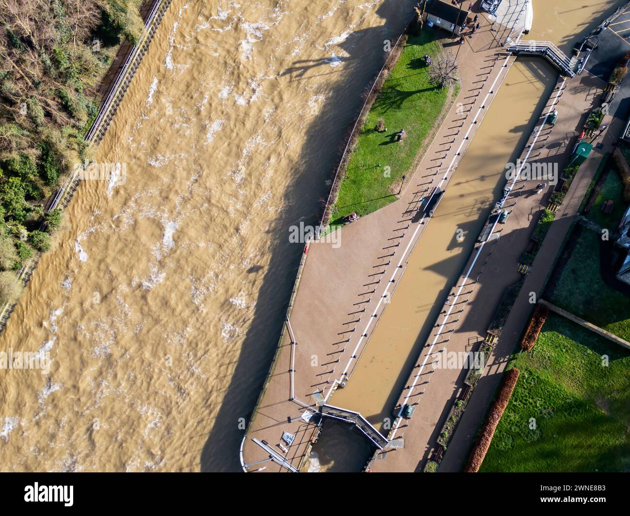 Vista aerea della chiusa recentemente ristrutturata sul fiume medway ad Allington nel kent Foto Stock