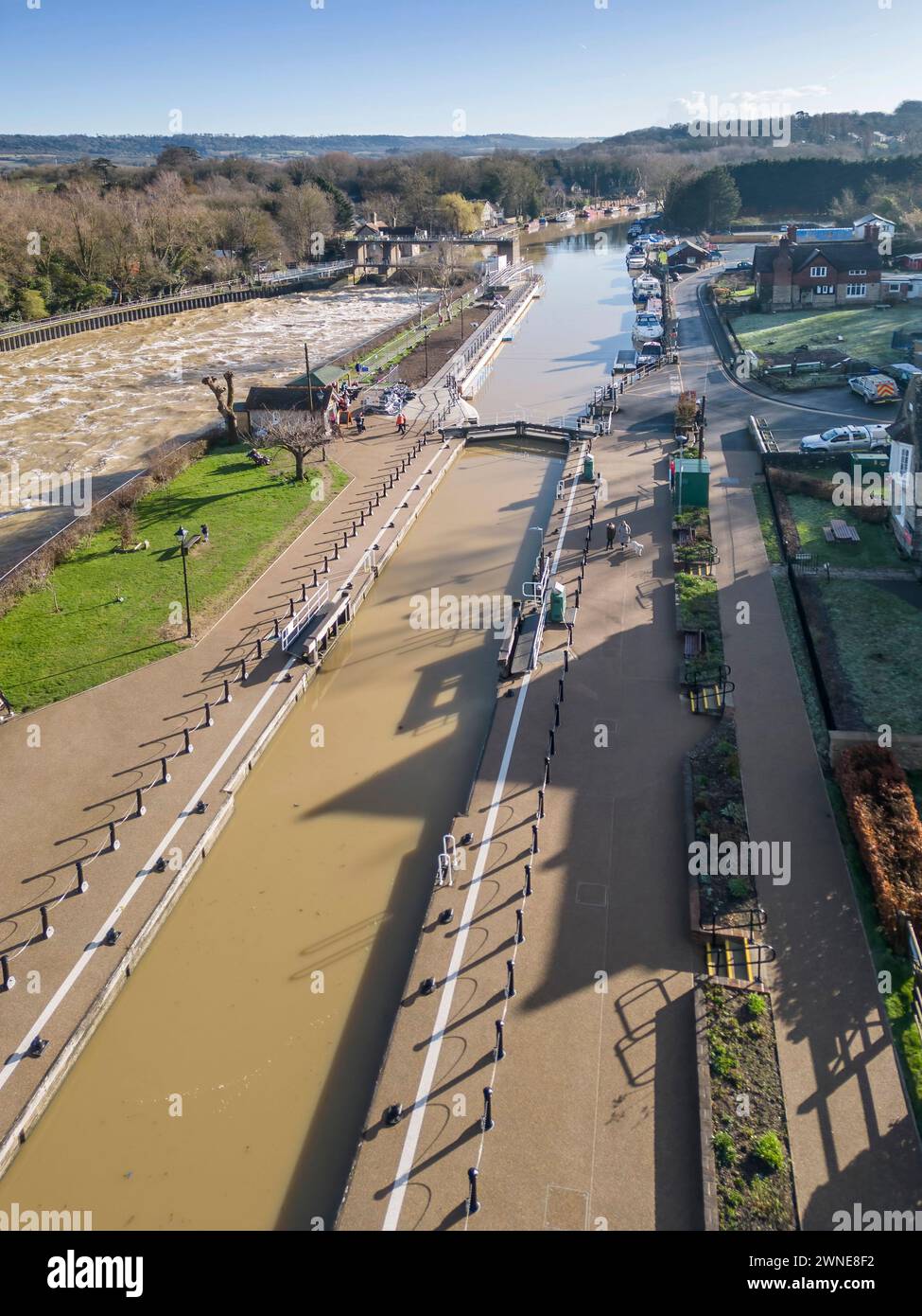 Vista aerea della chiusa recentemente ristrutturata sul fiume medway ad Allington nel kent Foto Stock