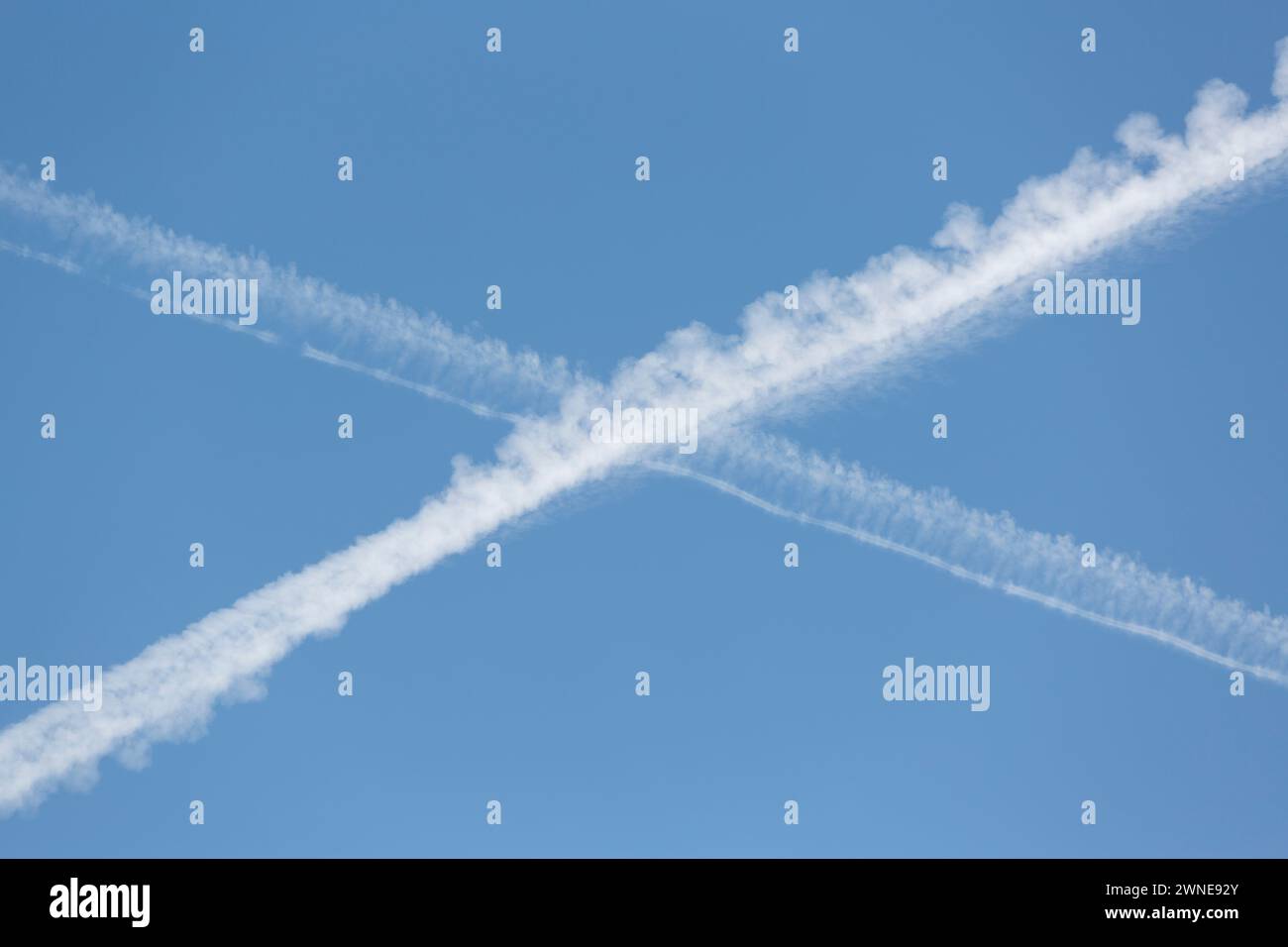 Piste per moto d'acqua che attraversano il cielo blu, la bandiera nazionale scozzese. Foto Stock