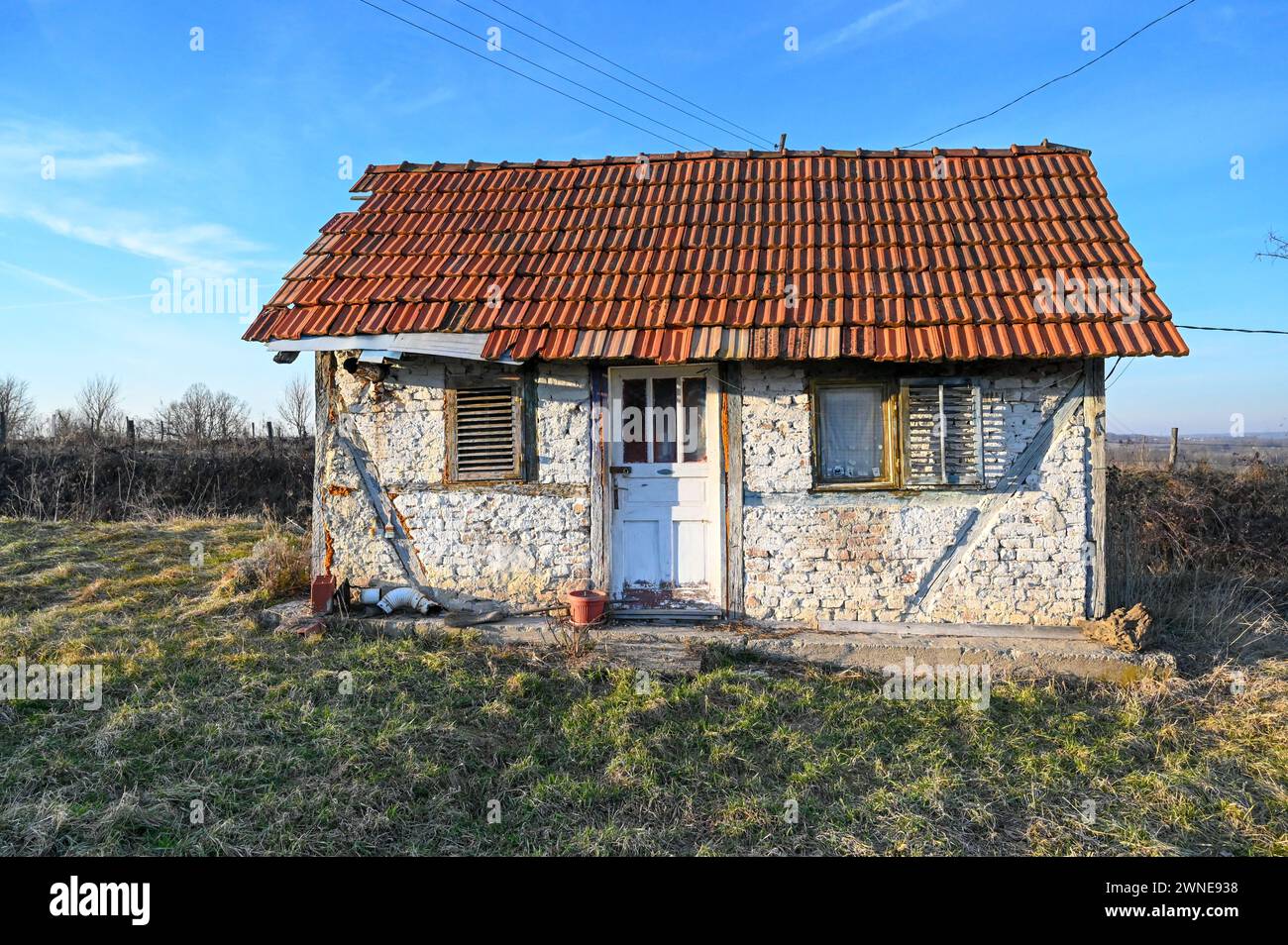 Vecchia casa nel villaggio. Graziosa casetta in campagna. Costruzione tradizionale. Foto Stock