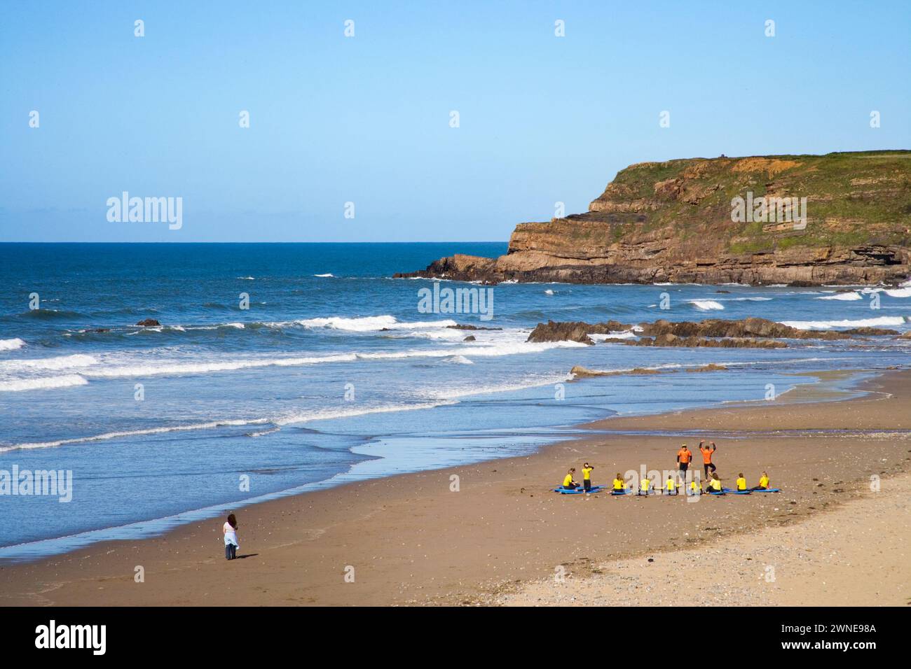 lezioni di surf sulla spiaggia di widemouth bay sulla costa nord della cornovaglia Foto Stock