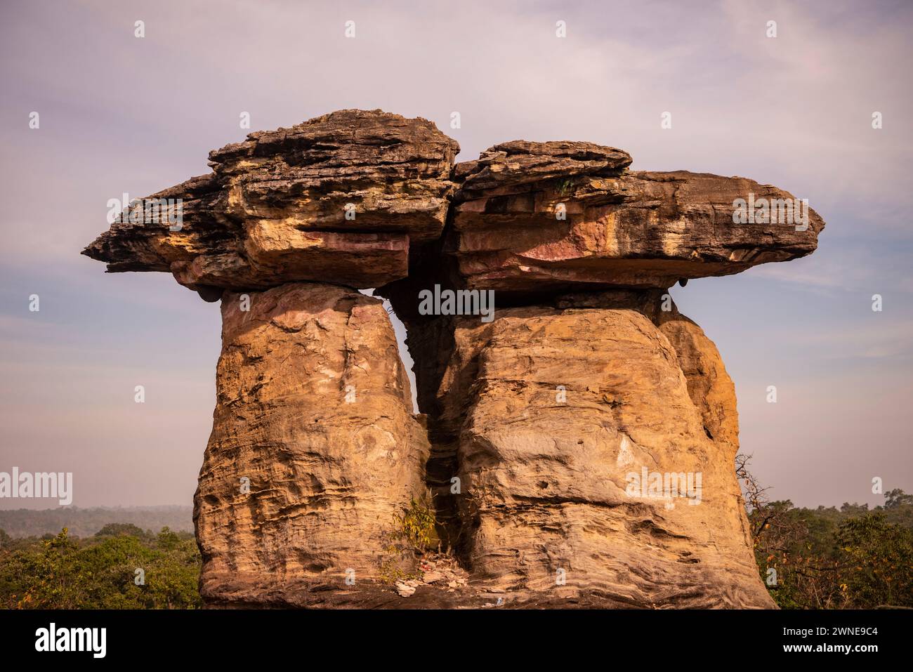 Sao Chaliang Yai Giant Rock Pillar presso il villaggio di Pho Sai nella provincia di Ubon Ratchathani in Thailandia. Thailandia, Khong Chiam, 29 novembre 2023 Foto Stock