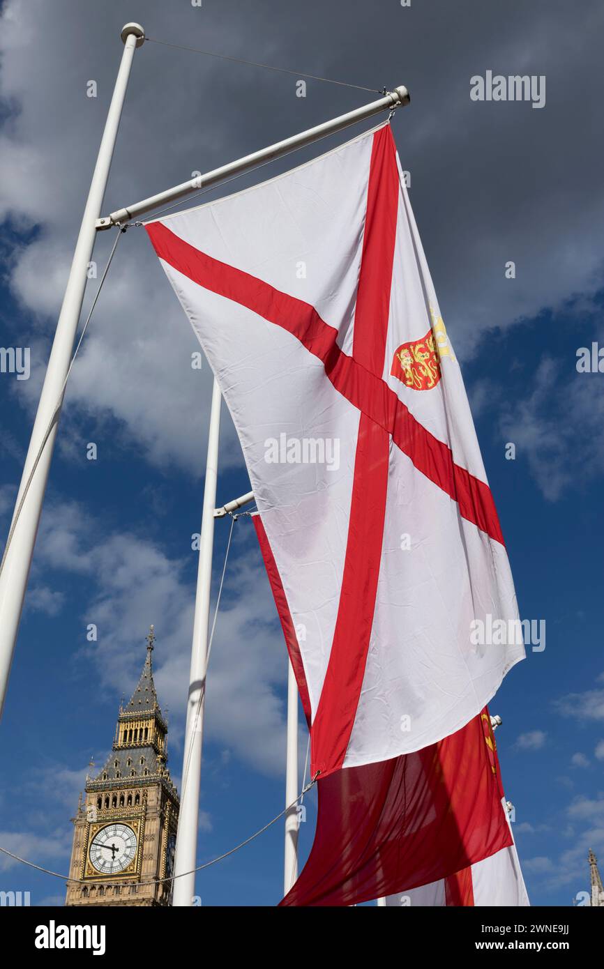 Regno Unito, Londra, bandiera di Bailiwick di Jersey e Big Ben. Foto Stock