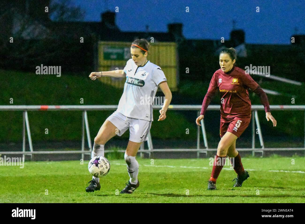 Llanelli, Galles. 5 aprile 2019. Katy Hosford di Swansea City Ladies controlla la palla mentre Stephanie Turner di Cardiff Met Women guarda durante la finale della Welsh Premier Women's League Cup tra Cardiff Met Women e Swansea City Ladies allo Stebonheath Park di Llanelli, Galles, Regno Unito, il 5 aprile 2019. Crediti: Duncan Thomas/Majestic Media. Foto Stock