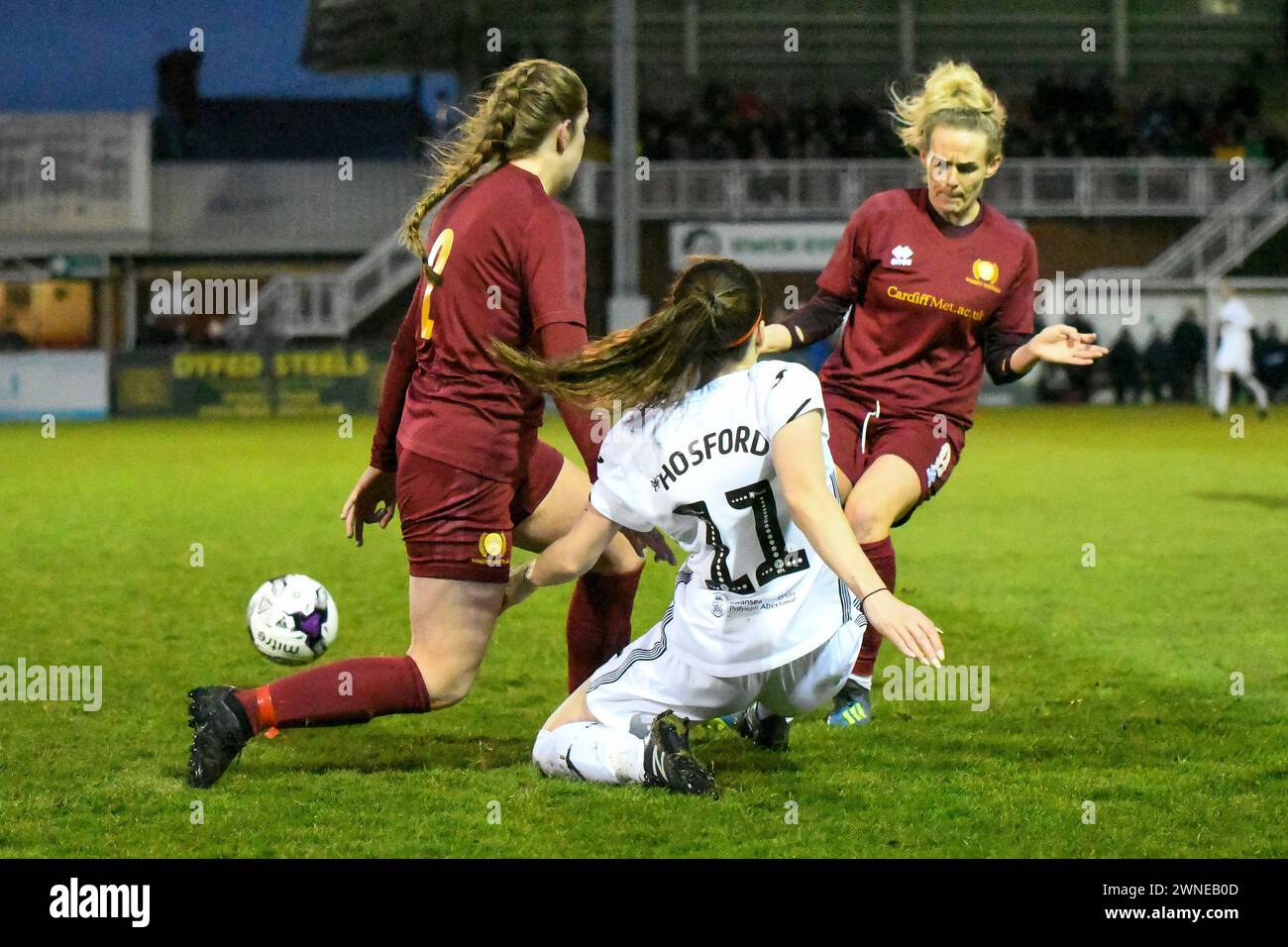 Llanelli, Galles. 5 aprile 2019. Katy Hosford di Swansea City Ladies combatte con Lucy Finch e Robyn Pinder di Cardiff hanno incontrato le donne durante la finale della Welsh Premier Women's League Cup tra Cardiff Met Women e Swansea City Ladies allo Stebonheath Park di Llanelli, Galles, Regno Unito, il 5 aprile 2019. Crediti: Duncan Thomas/Majestic Media. Foto Stock