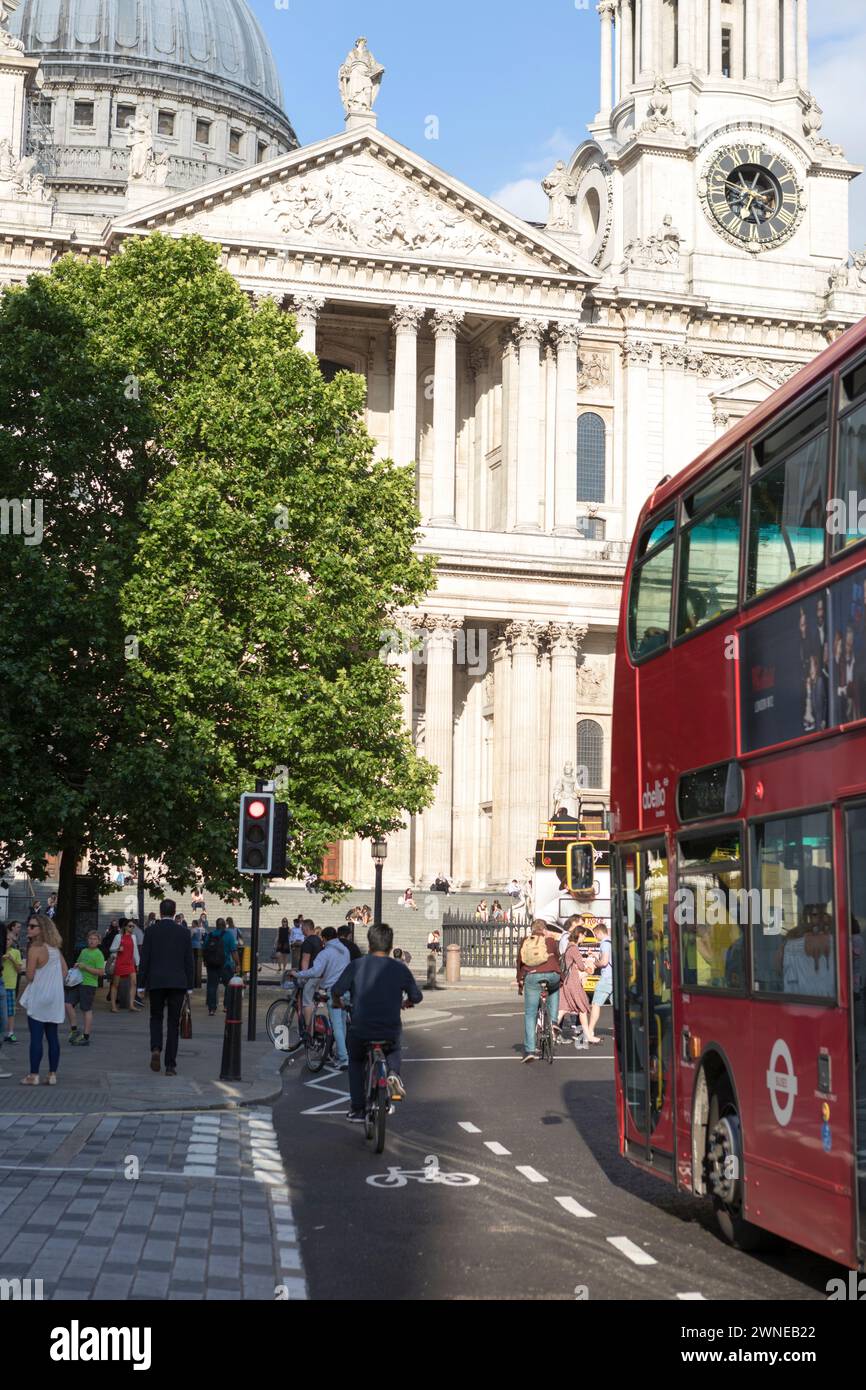 Regno Unito, Londra, Cattedrale di St Pauls e autobus rosso. Foto Stock