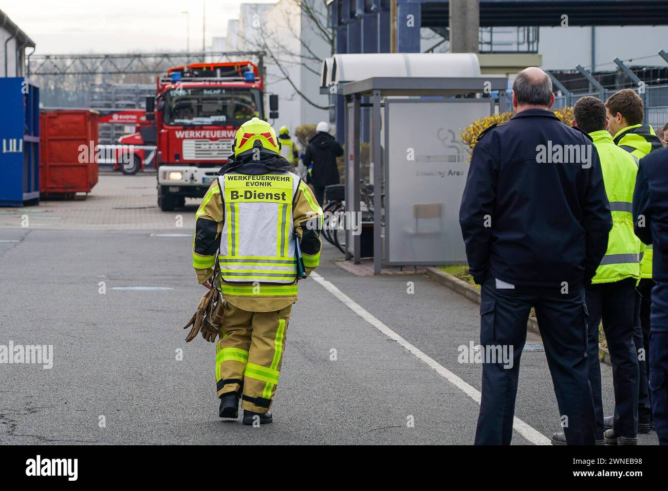 Werksfeuerwehr von Evonik kommt an die simulierte Unfallstelle - Weiterstadt 02.03.2024: FFW Großübung bei Evonik **** i vigili del fuoco dello stabilimento di Evonik arrivano al sito simulato dell'incidente Weiterstadt 02 03 2024 FFW esercitazione su larga scala a Evonik Foto Stock