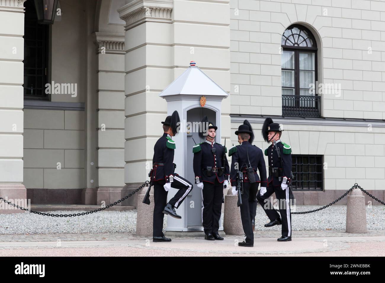 Oslo, Norvegia - 27 agosto 2018: Cambio della guardia al palazzo reale di Oslo, Norvegia Foto Stock
