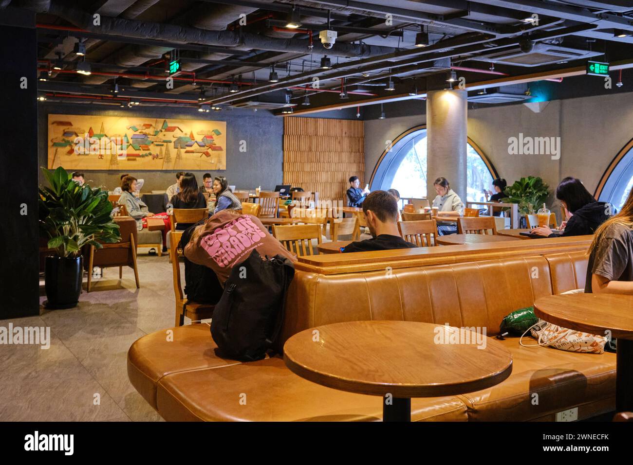 Gennaio 2024, Starbucks Reserve Nha Tho Interior ad Hanoi Foto Stock