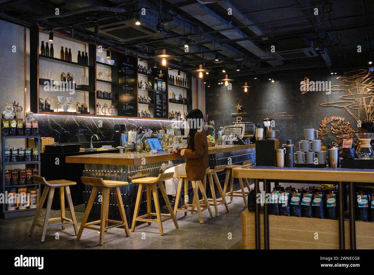 Gennaio 2024, Starbucks Reserve Nha Tho Interior ad Hanoi Foto Stock