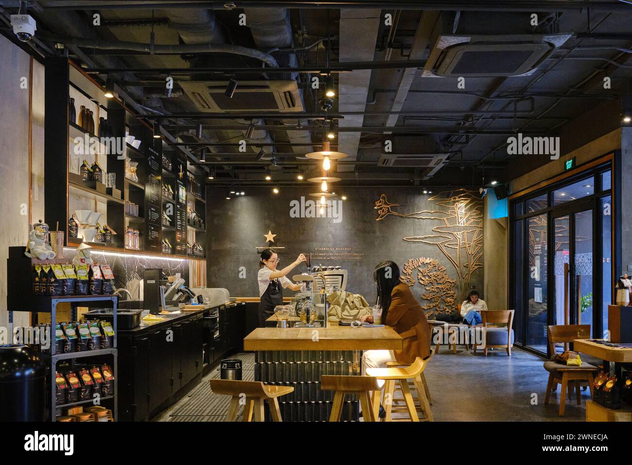 Gennaio 2024, Starbucks Reserve Nha Tho Interior ad Hanoi Foto Stock