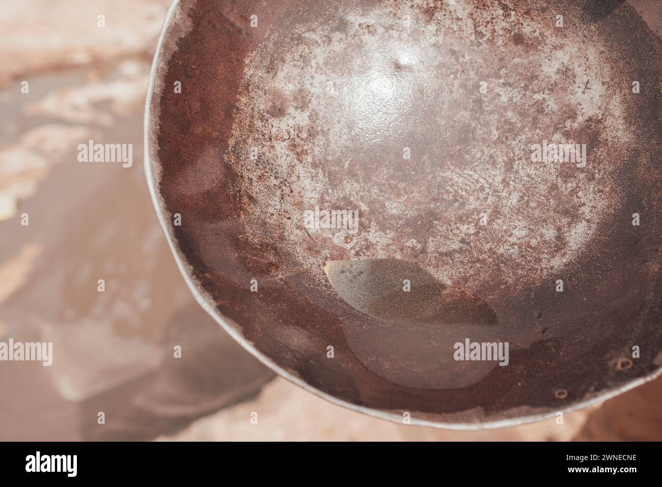 Ouagadougou, Burkina Faso. Dicembre 2017. Attrezzature per la ricerca di materiale dorato in un corso d'acqua Foto Stock