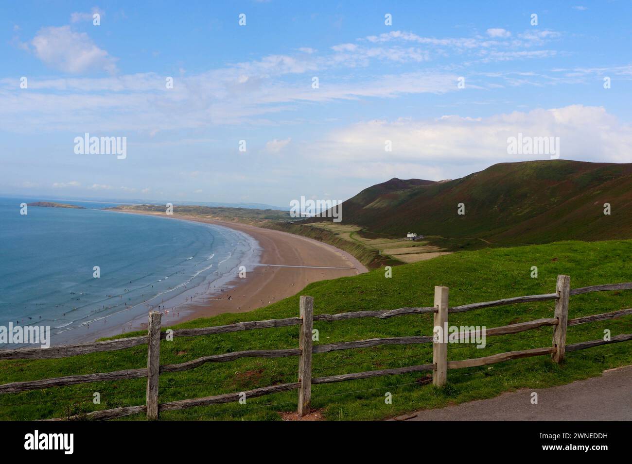 Panorama costiero circondato da montagne gallesi Foto Stock