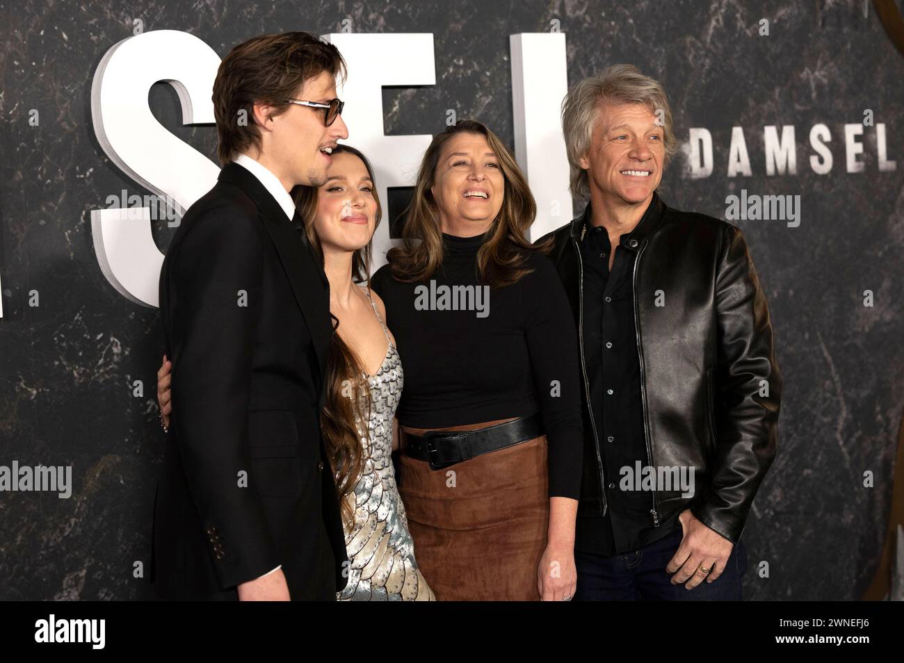 Jake Bongiovi, Millie Bobby Brown, Dorothea Hurley e Jon Bon Jovi bei der Premiere des Netflix-Films 'Damsel' im Paris Theater. New York, 01.03.2024 Foto Stock