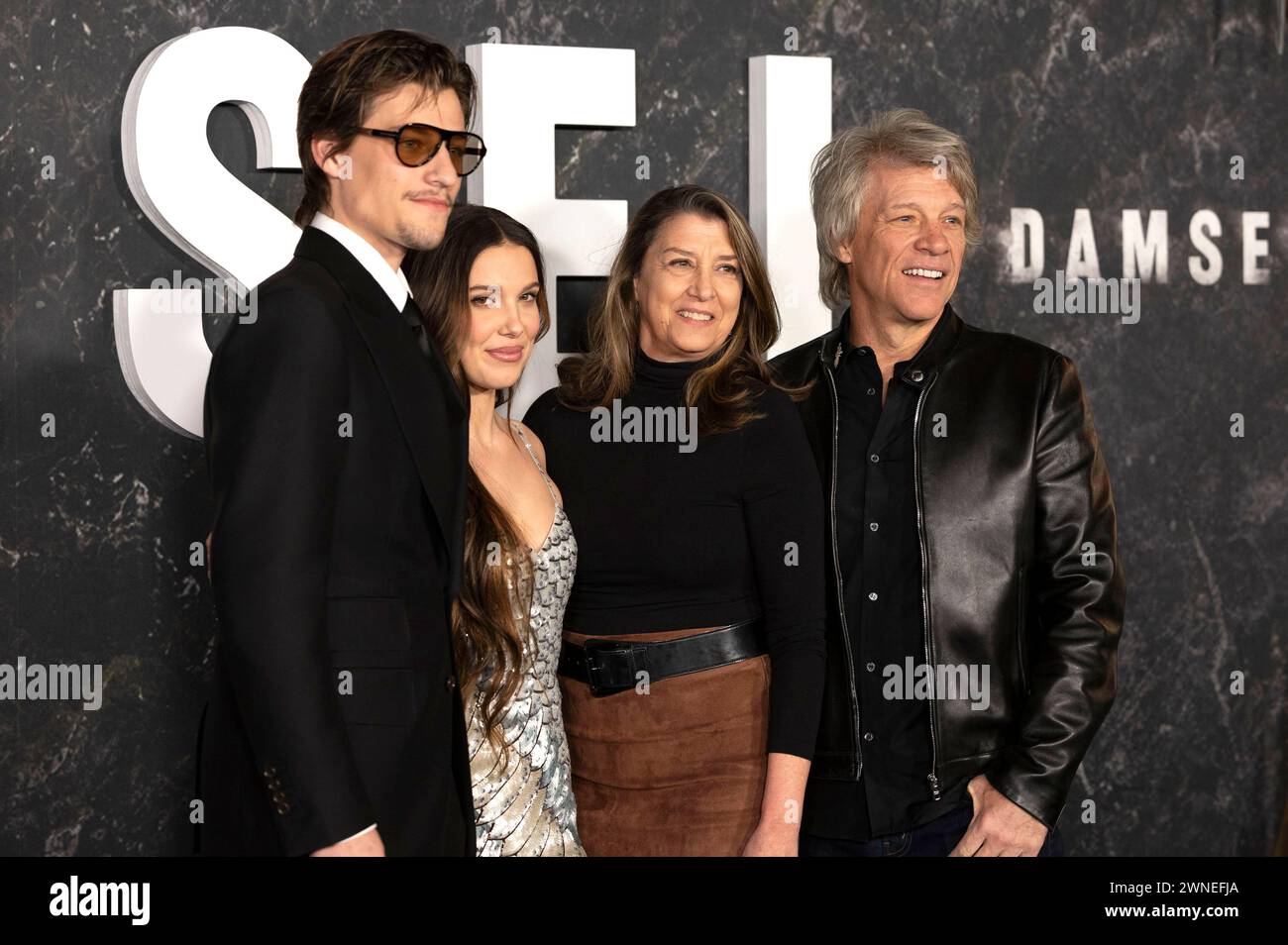Jake Bongiovi, Millie Bobby Brown, Dorothea Hurley e Jon Bon Jovi bei der Premiere des Netflix-Films 'Damsel' im Paris Theater. New York, 01.03.2024 Foto Stock