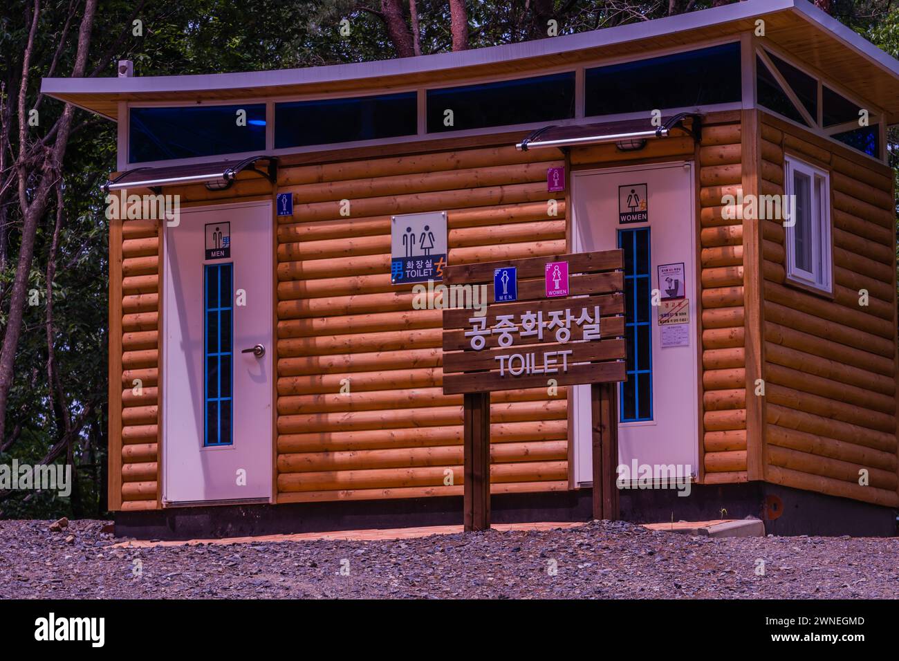 Daejeon, Corea del Sud, 13 giugno 2018: Bagno pubblico in stile baita coreana sul sentiero escursionistico nel parco forestale sul lato della montagna in Corea del Sud Foto Stock