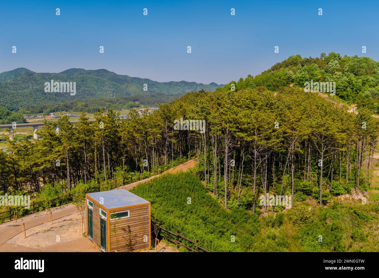 La cima dei bagni pubblici in ghiaia del parco forestale di montagna è stata presa dalla torre di osservazione in Corea del Sud Foto Stock