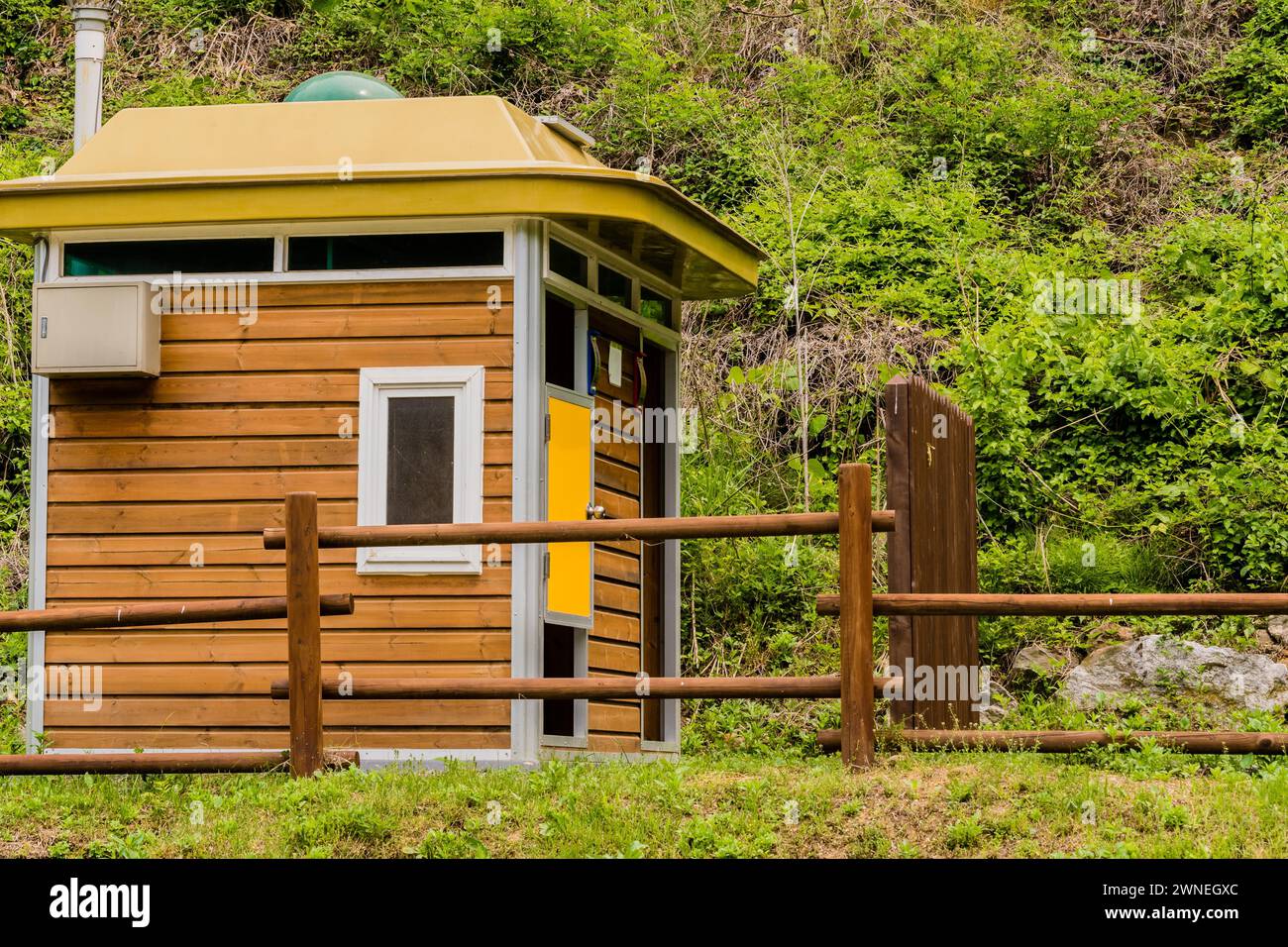 Primo piano di servizi igienici pubblici in legno in un parco boschivo in Corea del Sud Foto Stock