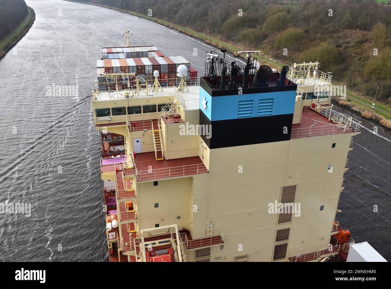 Nave portacontainer Laura Maersk che naviga nel canale di Kiel, nel canale di Kiel, nello Schleswig-Holstein, Germania Foto Stock