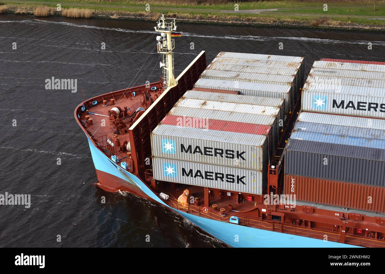 Nave portacontainer Laura Maersk che naviga nel canale di Kiel, nel canale di Kiel, nello Schleswig-Holstein, Germania Foto Stock