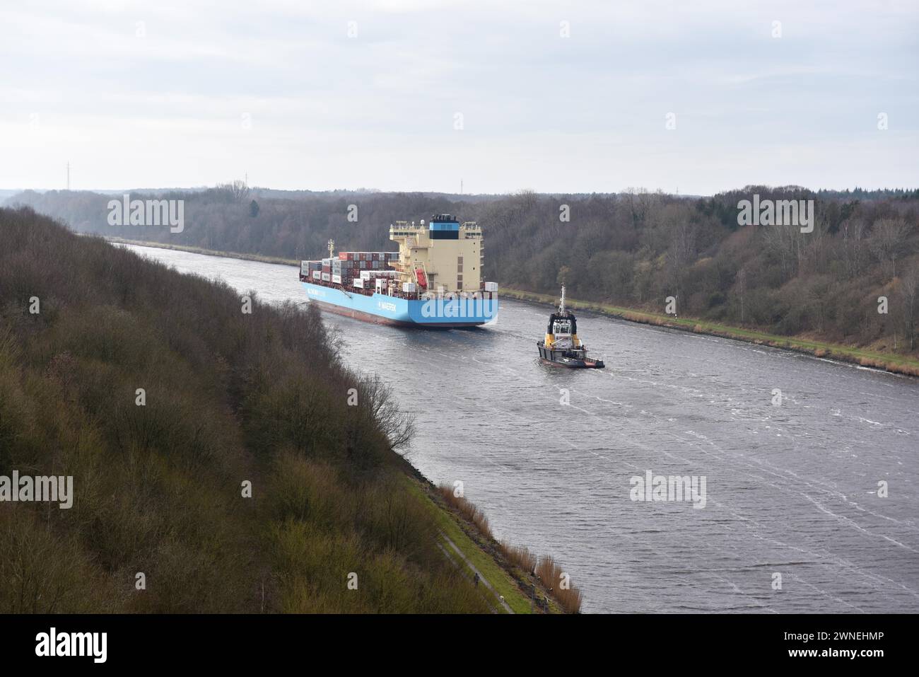 La nave container Laura Maersk è scortata da un rimorchiatore nel canale di Kiel, Schleswig-Holstein, Germania Foto Stock