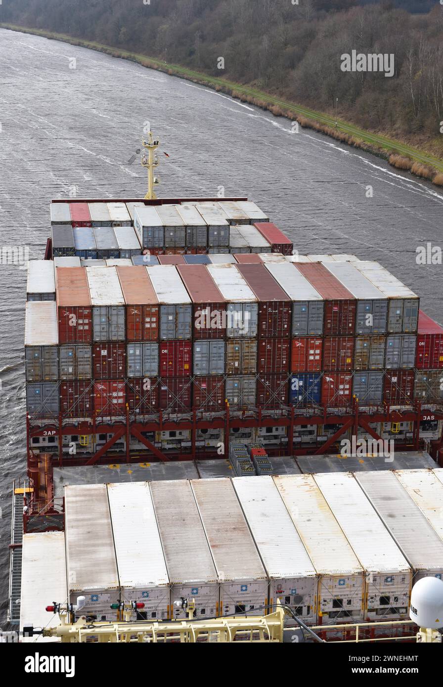 La nave container Laura Maersk è scortata da un rimorchiatore nel canale di Kiel, Schleswig-Holstein, Germania Foto Stock