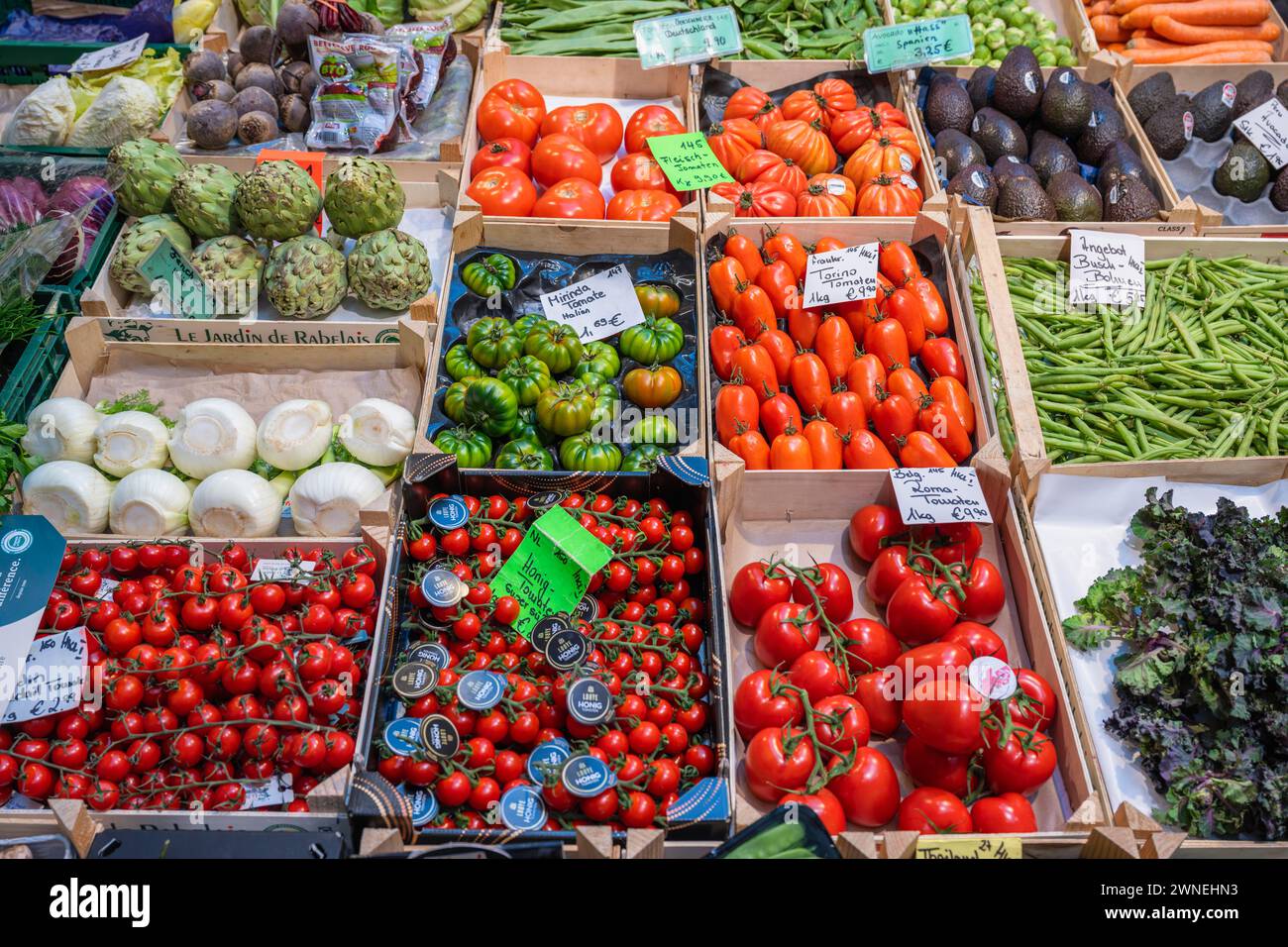 Mercato con una vasta gamma di verdure locali ed esotiche nel Markthalle di Stoccarda, Baden-Württemberg, Germania, Europa Foto Stock