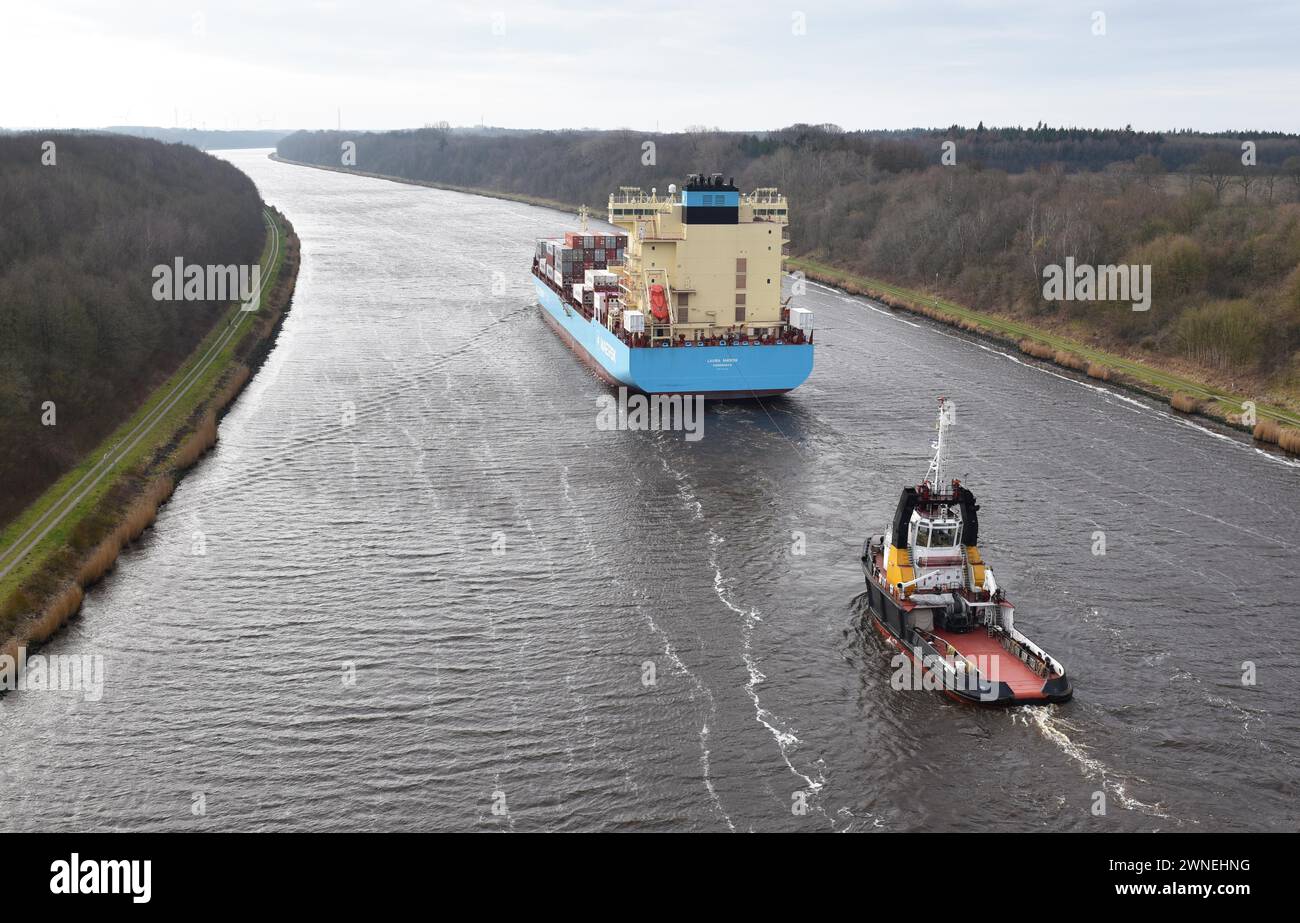 La nave container Laura Maersk è scortata da un rimorchiatore nel canale di Kiel, Schleswig-Holstein, Germania Foto Stock