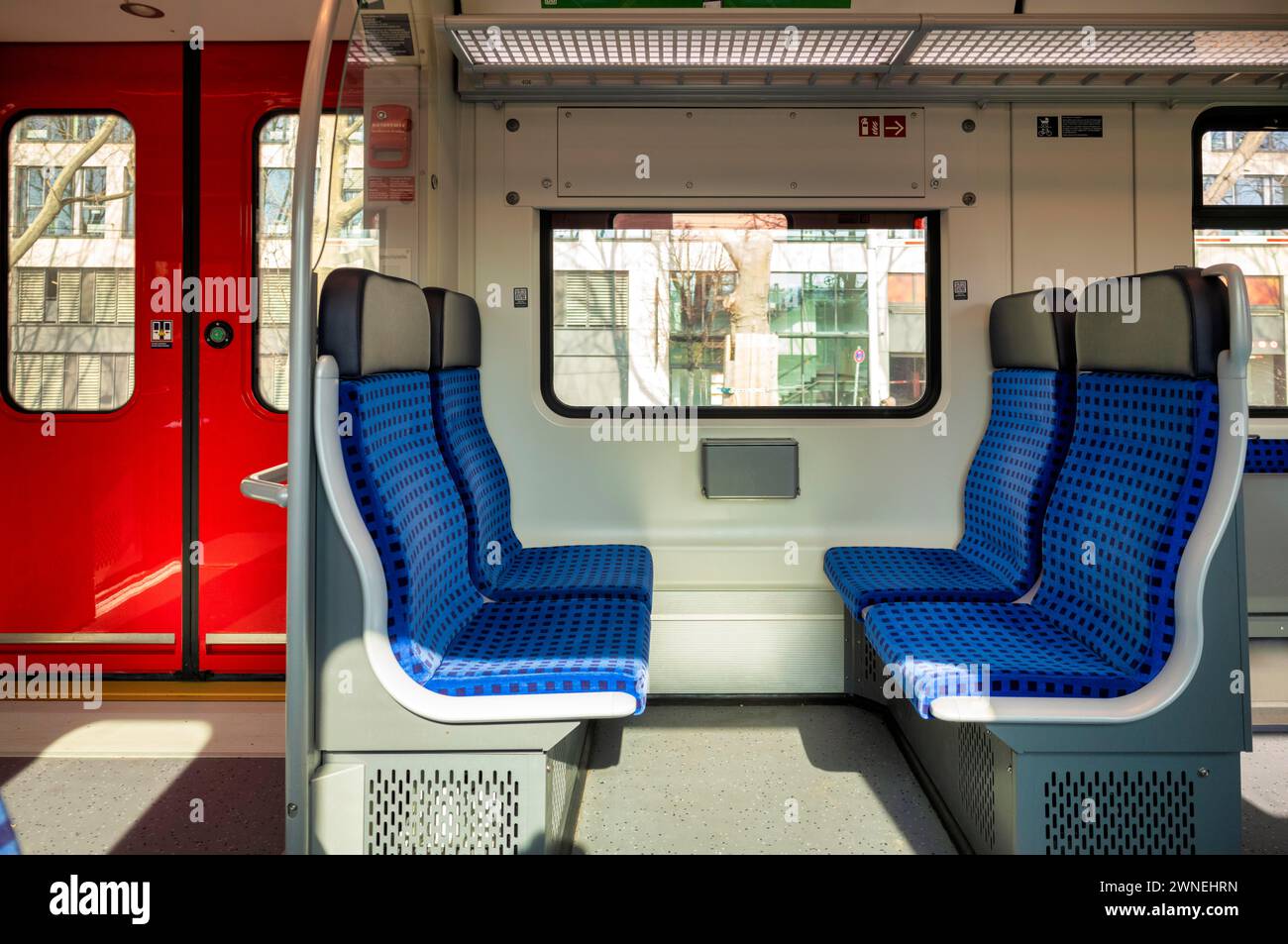 Interno, S-Bahn, vuoto, sedili, quattro posti, finestra, porta, Bad Cannstatt, Stoccarda, Baden-Wuerttemberg, Germania Foto Stock