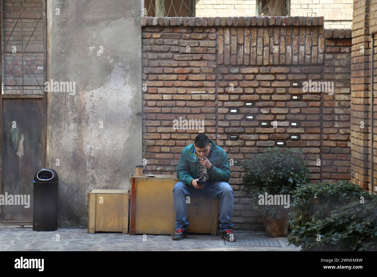 Teheran, Iran. 2 marzo 2024. Un giovane iraniano fuma in un caffè nel centro di Teheran. (Credit Image: © Rouzbeh Fouladi/ZUMA Press Wire) SOLO PER USO EDITORIALE! Non per USO commerciale! Crediti: ZUMA Press, Inc./Alamy Live News Foto Stock