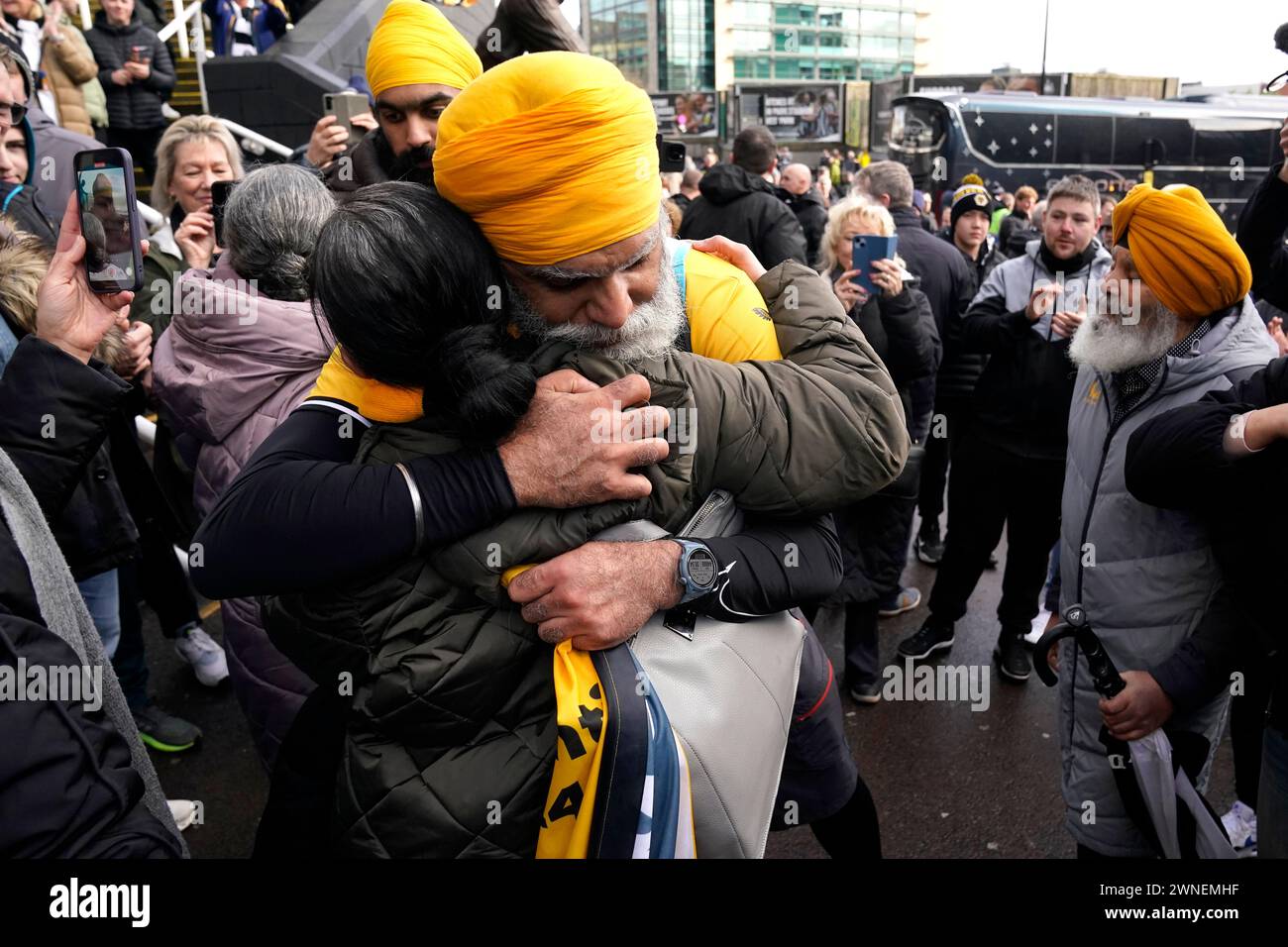 Manny Singh Kang (TOP) festeggia con la famiglia dopo aver completato una passeggiata di 195 km da Wolverhampton a Newcastle per la dementia UK prima della partita di Premier League a St James' Park, Newcastle upon Tyne. Data foto: Sabato 2 marzo 2024. Foto Stock