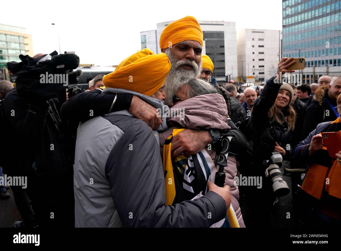 Manny Singh Kang (TOP) festeggia con la famiglia dopo aver completato una passeggiata di 195 km da Wolverhampton a Newcastle per la dementia UK prima della partita di Premier League a St James' Park, Newcastle upon Tyne. Data foto: Sabato 2 marzo 2024. Foto Stock