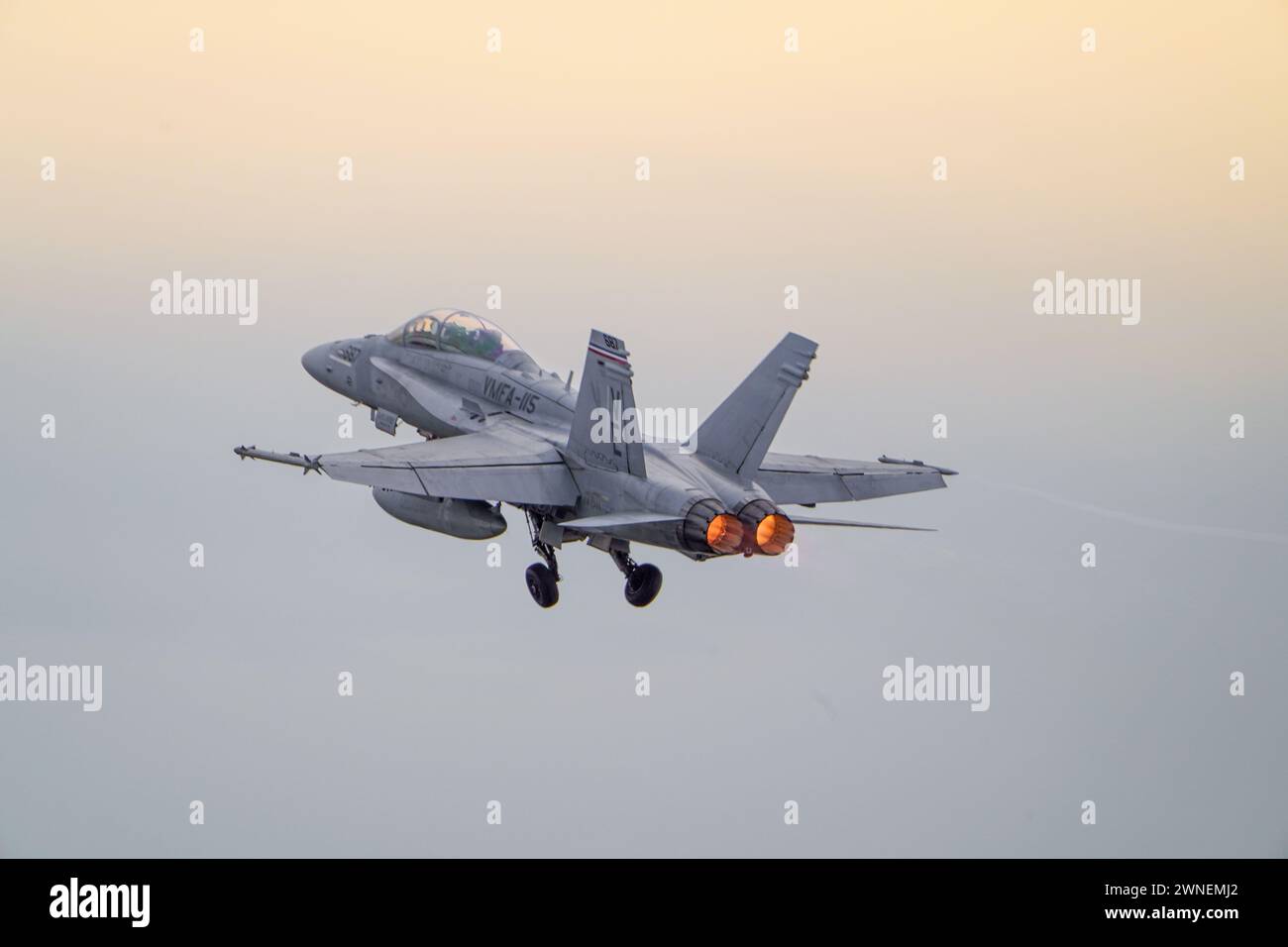 Un pilota del corpo dei Marines degli Stati Uniti con il Marine Fighter Attack Squadron (VMFA) 312, 2nd Marine Aircraft Wing, vola con un F/A-18D Hornet durante il volo di routine Foto Stock